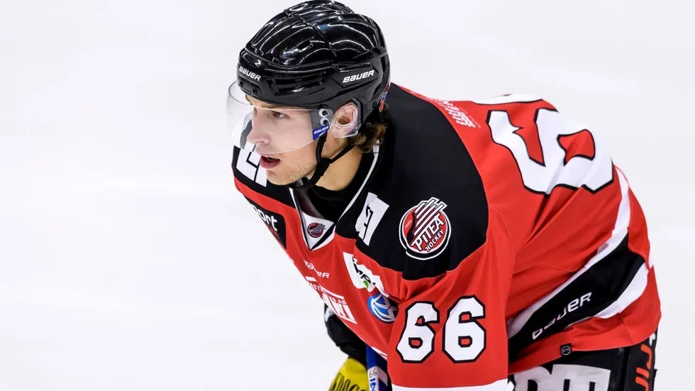 TRE VECKOR. Piteåbacken Isak Ahrling tvingas rehabiltera sin skadade hand ytterligare tre veckor och missar därmed resten av Allettan och  play off-1.