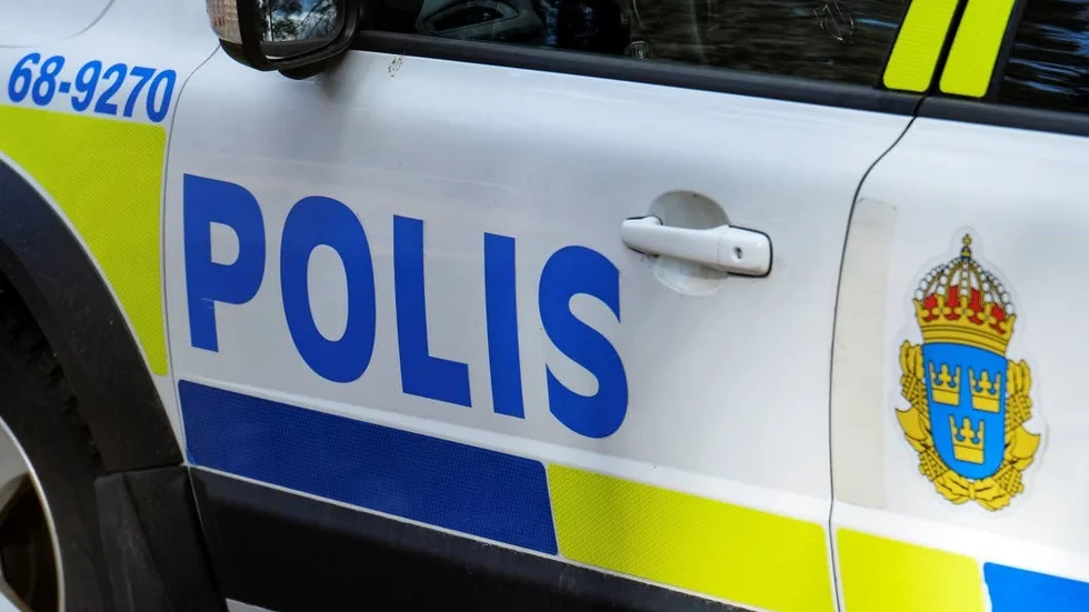 En man avled tidigt på morgonen efter en arbetsplatsolycka på Rönnskärsverken i Skelleftehamn. Polisens tekniker och ambulans med läkare har varit på platsen. Arkivbild.