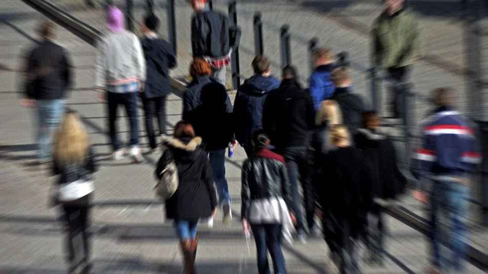 Unga väljer bort. Det är svårt för de politiska partierna att locka ungdomar. Partipolitiken upplevs som något mossig. Däremot engagerar allt fler unga i sakpolitiska organisationer som bland annat miljörörelsen.