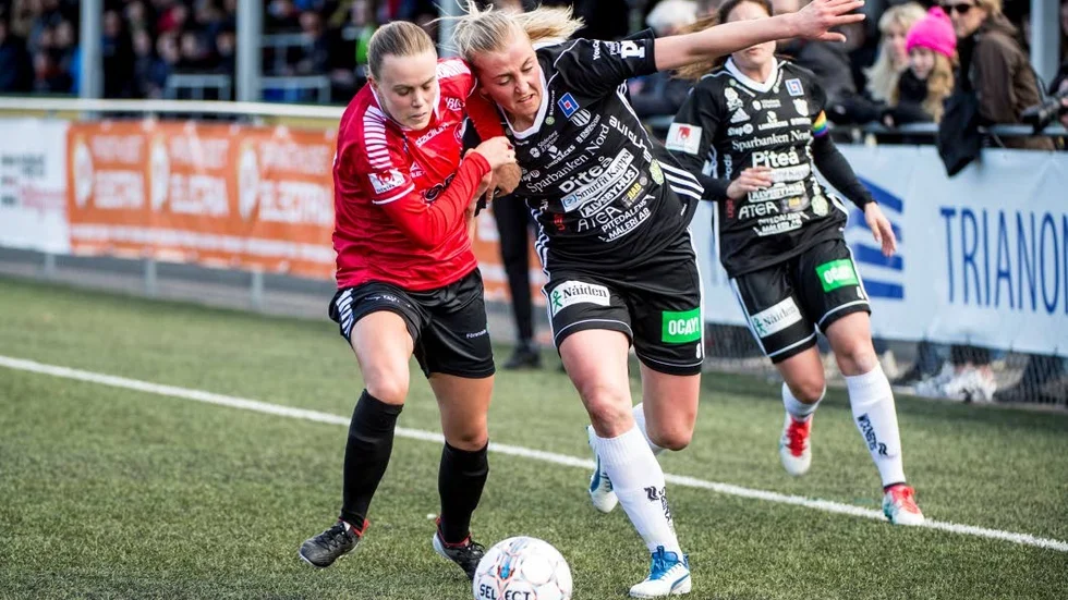 DUELL. Julia Karlernäs i en duell med en motståndare.