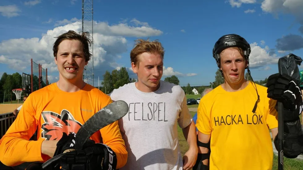 GLOMMERS.  Trion Mattias Granlund (tv), Rasmus Edström och Elias Edström är tre hockeyexporter från Glommersträsk som var med om olika rysarslut av hockeysäsongen.