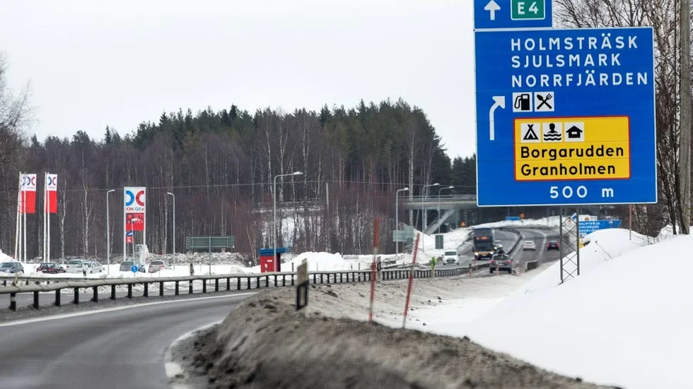Stavfel. Holmsträsk? Nej, det är inte Lantmäteriet som lagt till ett S för att ändra byanamnet, utan ett stavfel på de stora vägvisningsskyltarna på E4 så väl norr som söder om korsningen.