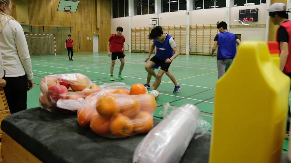 Lockade. Sporthallsaktiviteten fotboll på fredagkvällen i Sjulnäs lockade i huvudsak ensamkommande ungdomar.