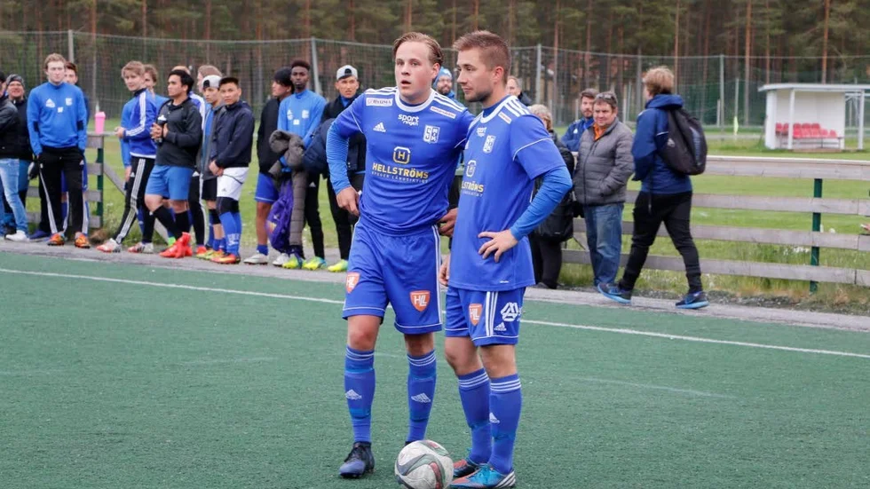TAKTIK. Filip Berglund och Simon Ekman hinner med ett snabbt snack i samband med en frispark i slutminuterna.