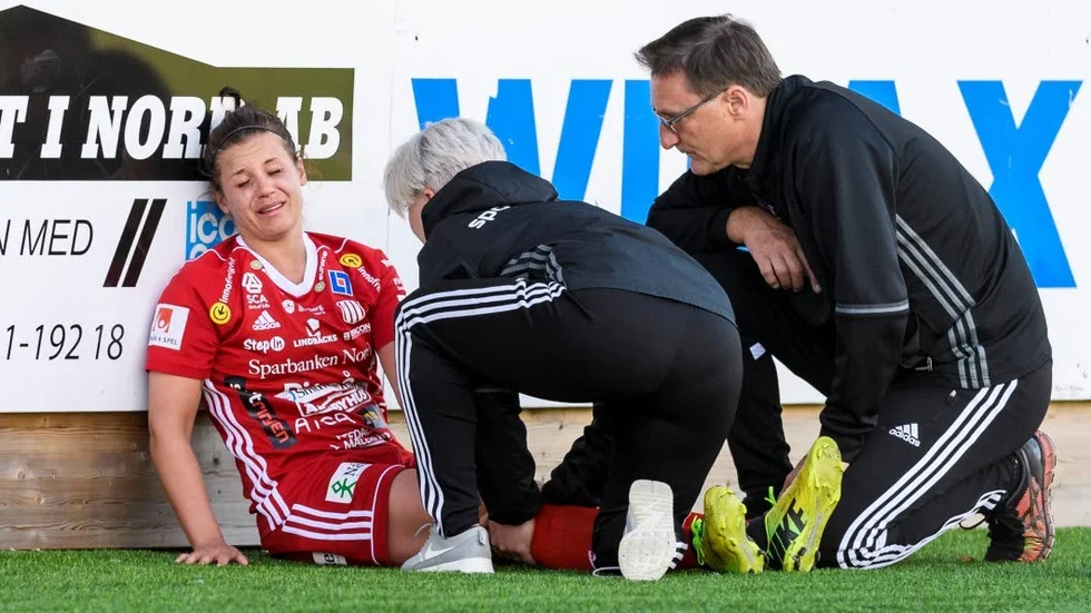 ONT. Det gjorde ont för Hanna Pettersson men som tur är var skadan ringa och hon tränar redan igen.