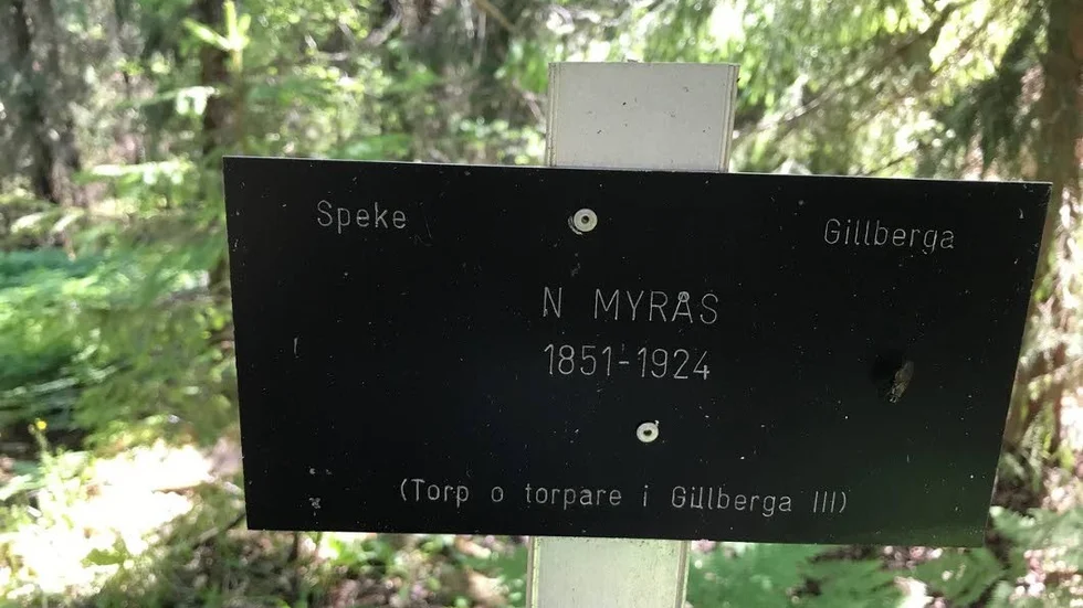 Skylt. Här bodde min farfars far. Sedan gick han till Alnön utanför Sundsvall, drygt femtio mil.