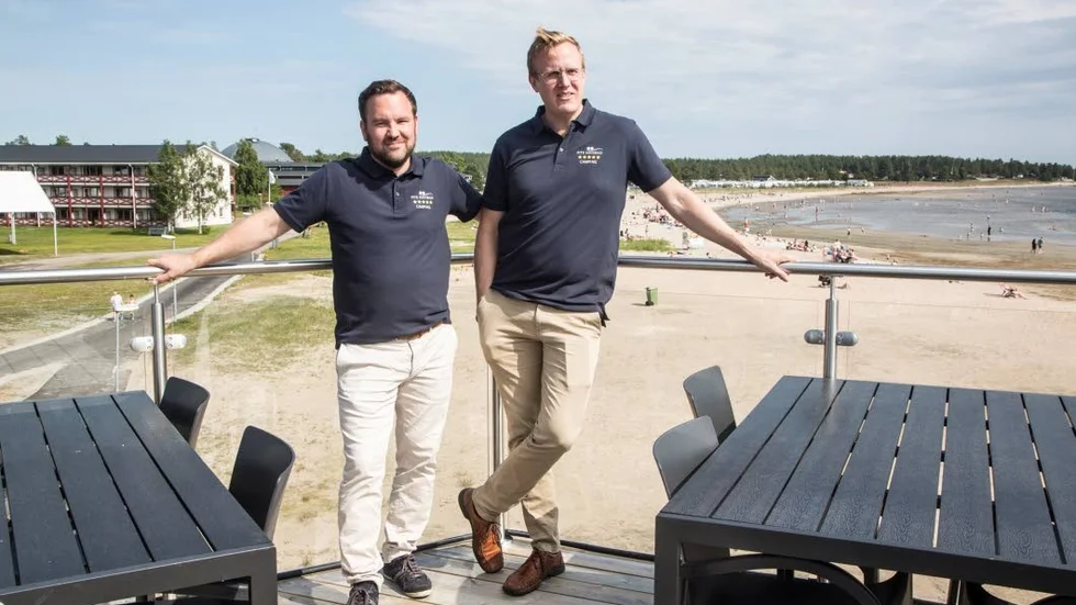 Strandfest. Tobias Lindfors, ordförande Pite Havsbad och Kristofer Lundström, VD, gör sig redo för strandfest med Per Gessle.