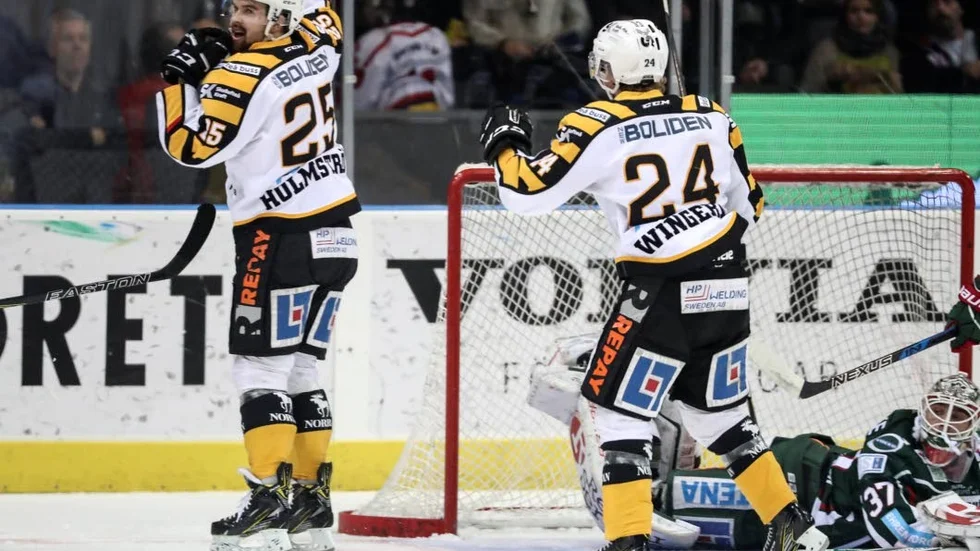 TVÅ MÅL. Axel Holmström fortsätter att göra succé i SM-slutspelet. I går gjorde han två mål när Skellefteå vann mot Frölunda på bortaålan.