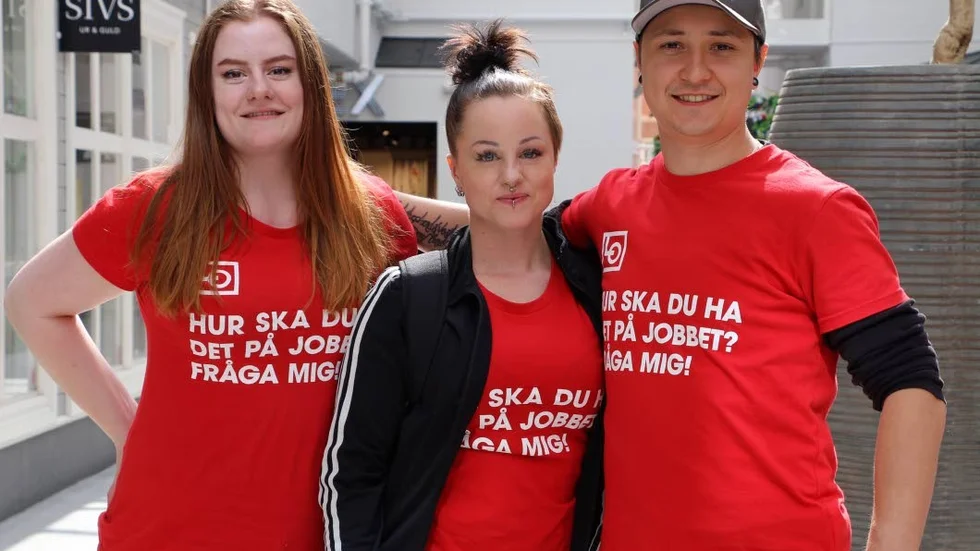 Informerar. Anna Nilsson, Emmeli Persson och Maxim Sandlund informerar sommarjobbare om deras rättigheter.