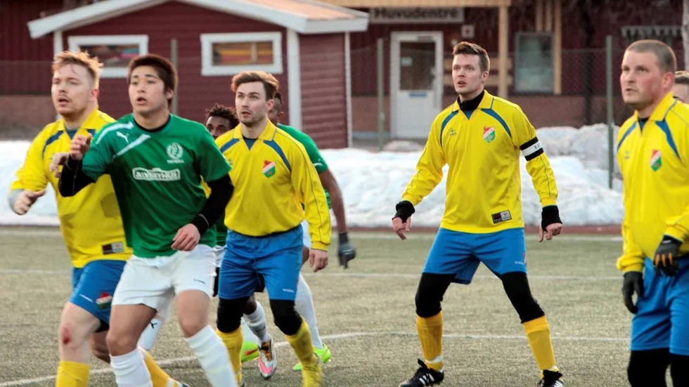 Hjälp. Förutom spelande tränaren Robert Karlsson (bilden) ingår numera även Magnus Molin och Jonas Lindmark i tränarstaben.