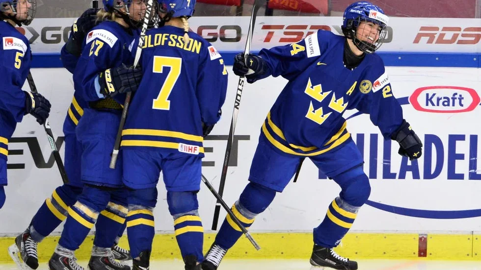 MALMÖ 2015-03-29
Sveriges Erika Grahm (24), till höger, jublar med lagkamraterna efter sitt 0-1 mål under gruppspelsmatchen (grupp B) mellan Schweiz och Sverige i damernas ishockey-VM i Malmö isstadion på söndagen.
Foto: Claudio Bresciani / TT / kod 10090