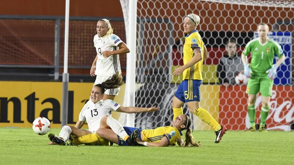 BREDA 2017-07-17
Tysklands Mandy Islacker, Sara Doorsoun - Khajeh (liggandes) och Sveriges Kosovare Aslani (liggandes) och NIla Fischer samt Sveriges målvakt Hedvig Lindahl under måndagens fotbollsmatch mellan Sverige och Tyskland på Stadion Rat Verlegh i Breda, Nederländerna.
Foto: Maja Suslin /TT SPORT / kod 10300
*** Bilden ingår i SPORTPAKET. För övriga BETALBILD ***