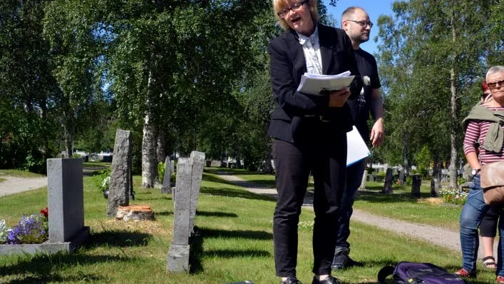 Maria Söderberg känns kanske vanligast igen som grundare av Top of Arjeplog, men syns också i andra sammanhang. Här som guide på kyrkogården i Arjeplog. (Arkivbild)