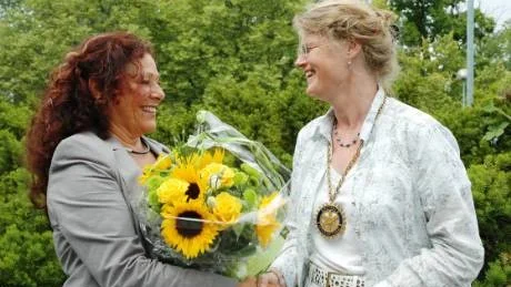 Presidentskifte i Rotary Finspång Carla van Linge(till höger) tar över efter Annika Ingemarsdotter Skoogenäs.