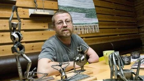 I nio månader har Olle Larsson skapat kvinnor av muttrar, spikar och rörstumpar.