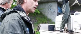 Slänger pengarna i sjön