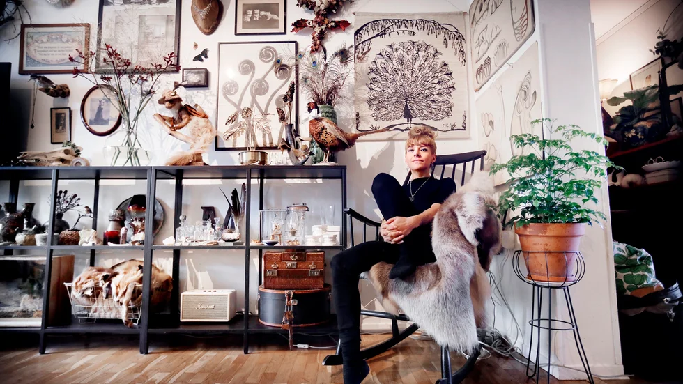 Att följa trender är inget för Ecoflors florist Maria Larsson. I stället hyllar hon det skeva och inreder med loppat, hittat och återbrukat. "Jag blir ängslig av det supervälpolerade och skulle aldrig kunna leva minimalisktiskt."