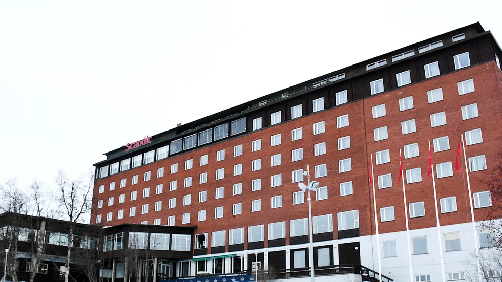 Scandic Ferrum i Kirunas gamla centrum. Idag används en del av fastigheten till flyktingboende och i dagarna säljs inventarier som blivit över från hotellet.