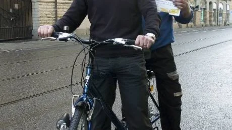 Jag kanske cyklar till Paris, säger Nalle Eklund som får skjuts av Leif Berggren. Foto: Robert Svensson
