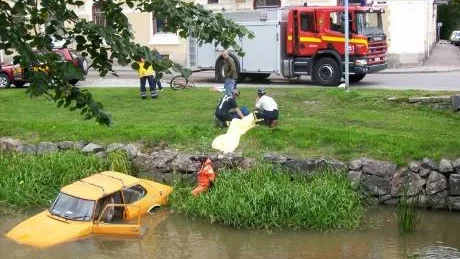 En äldre man körde i går ner med bilen i ån i centrala Söderköping. Vad som orsakat olyckan är oklart.                                                                        Foto: Patrik Selsfors