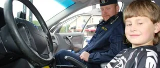 Linus fick provsitta polisbilen
