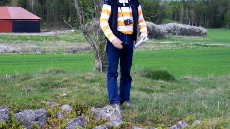 Mattias Schönbeck på Länsstyrelsen beskriver hur båtgravarna var konstruerade, enbart män begravdes så.  Kvinnorna kremerades och begravdes på ett fält bredvid. Foto: Patrik Selsfors