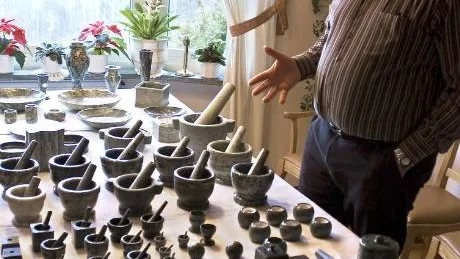 - Samlingen av marmorföremål har växt under åren och numera är den gamska omfattande, säger Christer Ericson och visar här upp en del av samlingen.