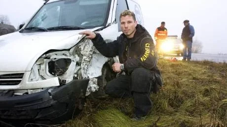 Jimmy Nicander, före detta speedwayförare i Vargarna, krockade i går med ett lastbilshjul som lossnat från en mötande tankbil på Arkösundsvägen.