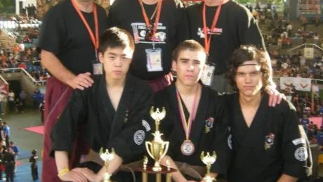 Här är Norrköpings Kenpo-killar som gjorde en riktigt stark insats på VM i Venezuela. I främre ledet från vänster Kenny Chung, Charlie Johansson, Christoffer Johansson. Bakre raden från vänster: Ingmar Johansson, Richard Planas ( Ingmars Instruktör), Jason Arnold.Foto: Privat