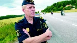  När vi inte kan skicka ut en enda trafikpolis på östgötavägarna vissa sommardagar, är det inte riktigt klokt. Trafiken är ju tät och farten hög och då behöver ju polisen synas ute på vägarna för att dämpa farten, menar trafikpolisen Mats Åkerblom som här ses på E 22-an som tillsammans med E 4-an är de mest trafikerande vägarna i Östergötland.
FOTO: NICLAS SANDBERG