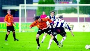 Lasse Ström var lyckad i sin comeback. Här stoppar han lagkapten Lasse Åkerberg. Åkerberg och hans Sylvia drog i slutändan det längsta strået och vann med 3-2.
FOTO: SUSANNE LUNDBÄCK