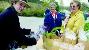 Stina Andersson och Birgitta Andersson var två av dem som på morgonen lämnade in plantor till trädgårdsloppisen till Fredrik Blomberg. 
FOTO: TITTI OLOVSSON