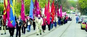 Fler på marsch i vårsolen