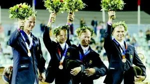 Malin Baryard, tvåa från vänster, hyllas av publiken efter tredjeplatsen i nationshoppningen. Lika glada är landslagskollegerna Peter Eriksson, Rolf-Göran Bengtsson och Peder Fredricsson.
FOTO:PRESSENS BILD