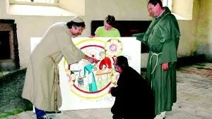 Christer Öjring, Sofia Moberg, Lasse Torstensson och Lennart Olén visar en avmålning av en av takmålningarna i Sankta Maria kyrka. Den liksom kyrkans 1700-tals del, som bara är öppen för besökare en dag per år, kommer att visas under Medeltidsdagen nästa lördag.
FOTO: GUNNAR JOHANSSON