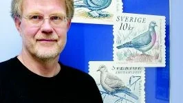 I torsdags kom frimärksgravören Piotr Naszarkowski till Norrköping när den nya frimärksbutiken på St Persgatan öppnade. Han är aktuell med nya frimärken med duvor som motiv, en symbol för fred och kärlek.
FOTO: ROBERT SVENSSON