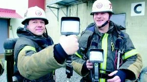 Här ses de två nya värmekamerorna som brandförsvaret i Norrköping köpt in från USA och som visas upp av Richard Andersson och Håkan Karlsson inför en övning i rökfyllda rum på övningsfältet.
FOTO: NICLAS SANDBERG