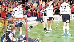 Kalle Ramlöv i Finspångs IBK sträcker armarna i vädret över ett av målen. Fibk slog Högaborg i en tät match efter två mål av Kalle.
FOTO: GUNNAR JOHANSSON