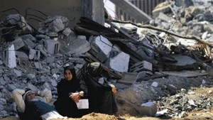 En idag alltför vanlig syn i Rafah. Hus har raserats, familjer drivits från sina hem. 1.600 Rafahbor uppges ha blivit hemlösa, sedan israeliska armén under den gångna veckan rivit husen som de bodde i 
FOTO: PRESSENS BILD/AP