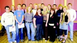 Häromdagen samlades elevråd från flera gymnasieskolor i Norrköping och här ses från vänster Tommy Karlsson, Christoffer Jonsson, Charles Fång, Andreaz Hildebrand, Helena Kastegård, Henrik Persson, Marcus Olofsson, Diana Larsson, Dan Alf, David Eriksson, Elin Fredriksson, Anna Forsgren, Johanna Bulkay, Majd Henna, Henrik Fröberg, Märtha Mollén och Niklas Pålsson.
FOTO: OLA AXMAN