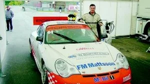 Racersportföraren Perry Johansson, Finspångs MS, har teståkt en Porsche på Gelleråsen. Om Perry vill och anser sig ha råd, så kan han nästa år köra Porsche i den årsfärska klassen Carrera GT Cup.