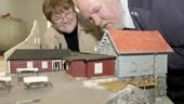 Mats Gustafsson hårdgör stödkanterna på ombyggda delen av väg 1153.