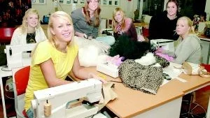 De syr kläder och arrangerar en egen modevisning. Längst fram i gul top sitter Linda Greek, bakom henne Maria Widgren. Emma Jönsson sitter på bänken och klipper i ett tyg och bredvid henne syns Helena Larsson. Gruppen fixare Jenny Rydh står närmast Malin Nilsson som sitter vid en symaskin.
FOTO: TITTI OLOVSSON