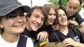 Släpa med alla dina kompisar, något gott att äta, kanske en picnic-filt och njut av musiken. Det tipset på ett lyckat poppark-besök ger Just Another Name. På bilden: Alexandra Wallin, Pierre Moreau, Anna Mattsson, Kristoffer Strid och Markus Strid.
FOTO: MARTIN ROTH