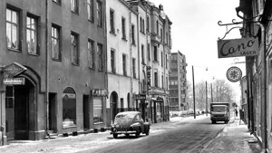 Slottsgatans ena hälft är en innerstadens gata  som här, mitt i staden, med parker och hyreshus. Och, likt ett signum, hela tiden Matteuskyrkan därborta på krönet.