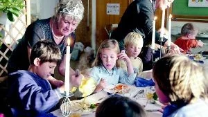Färre portioner blir följden för kostenheten när elevantalet minskar och minskad verksamhet sparar pengar, 650 000 kronor närmare bestämt räknar servicenämnden med. Bilden är från Nobeldagen då det ordnades Nobelmiddagar i skolorna. 
FOTO: TITTI OLOVSSON