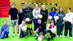Här har ni Norrköpings svar på det populära fotbollslaget. Sören Karlsson heter ledaren som dragit igång "Fotboll åt alla" och i går när Folkbladet besökte Teknishallen var ett 15-tal förväntansfulla ungdomar med i bollövningarna.
FOTO: JANNE FORSBY