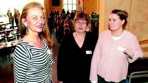 - Lekens betydelse för lärande är viktigt och nyckelordet är att vara nyfiken, framhöll Elisabet Reslegård, till vänster, från föreningen Läsrörelsen som hade en konferens i Norrköping igår. Här ses hon med deltagarna Britt Blomgren och Kicki Johansson som är dagbarnvårdare från Hemgården. FOTO: ANITA KJELLBERG