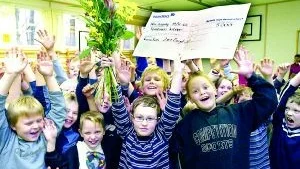 Eleven Adam Samuelsson fick ta emot blommor och det miljöstipendium på 5.000 kronor som Sandtorpsskolan i Åby fick igår. Ett stipendium som blev mäkta populärt hos eleverna, som nu ska få skolgården förbättrad för pengarna. 
FOTO: JANNE FORSBY