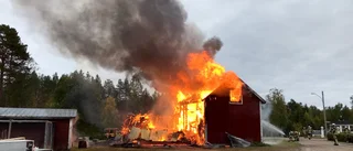 Fullt utvecklad villabrand i Kalix • Se video från branden
